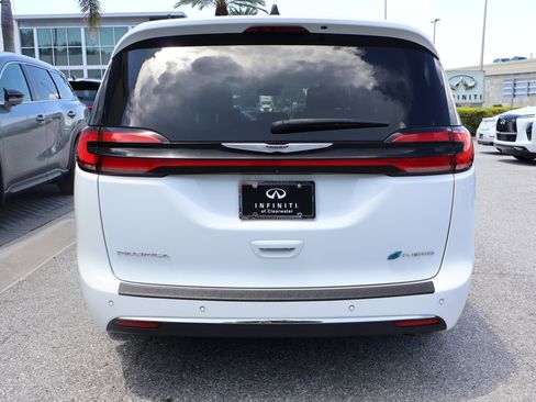 Used 2023 Chrysler Pacifica Limited FWD image 8