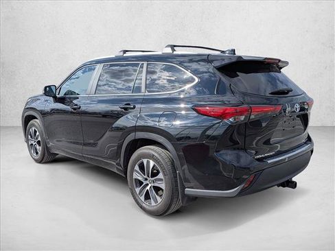 Used 2023 Toyota Highlander XLE image 7