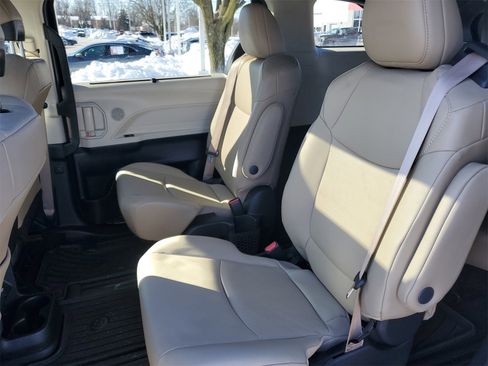 Certified 2022 Toyota Sienna XLE w/ XLE Plus Package image 13