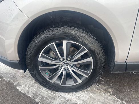 Used 2021 Toyota Venza XLE image 12