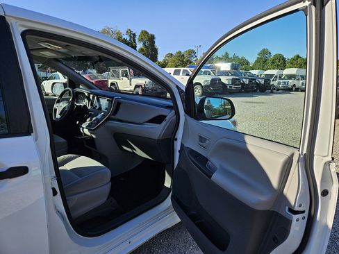 Used 2016 Toyota Sienna L image 32