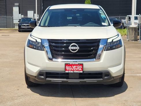 Used 2025 Nissan Pathfinder S AWD/4WD image 2