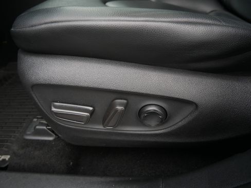Used 2020 Toyota Highlander XLE AWD/4WD image 26