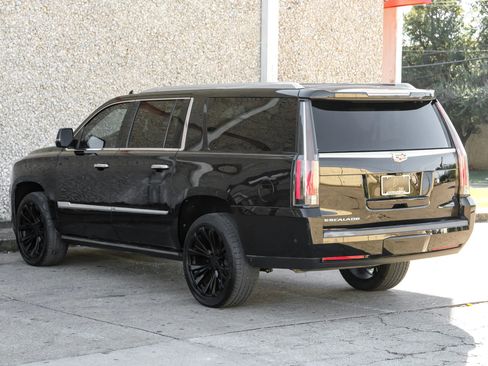 Used 2019 Cadillac Escalade ESV Premium Luxury image 11
