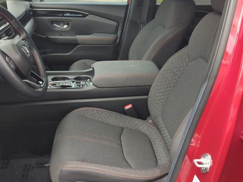 Used 2025 Honda Pilot Sport image 17