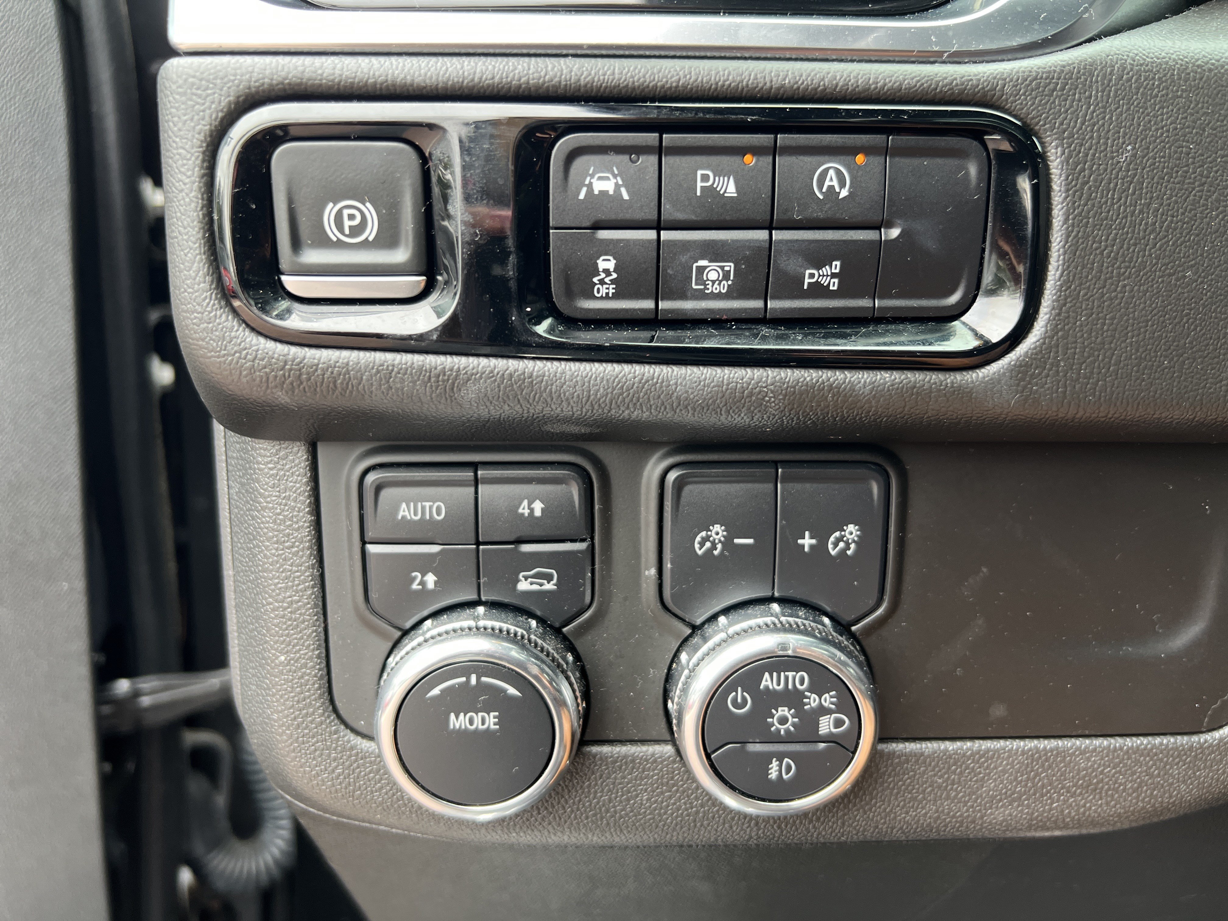 Used 2025 GMC Yukon XL Denali w/ Sun & Power Step Package AWD/4WD image 37