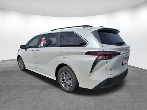 New 2026 Toyota Sienna XLE image 7