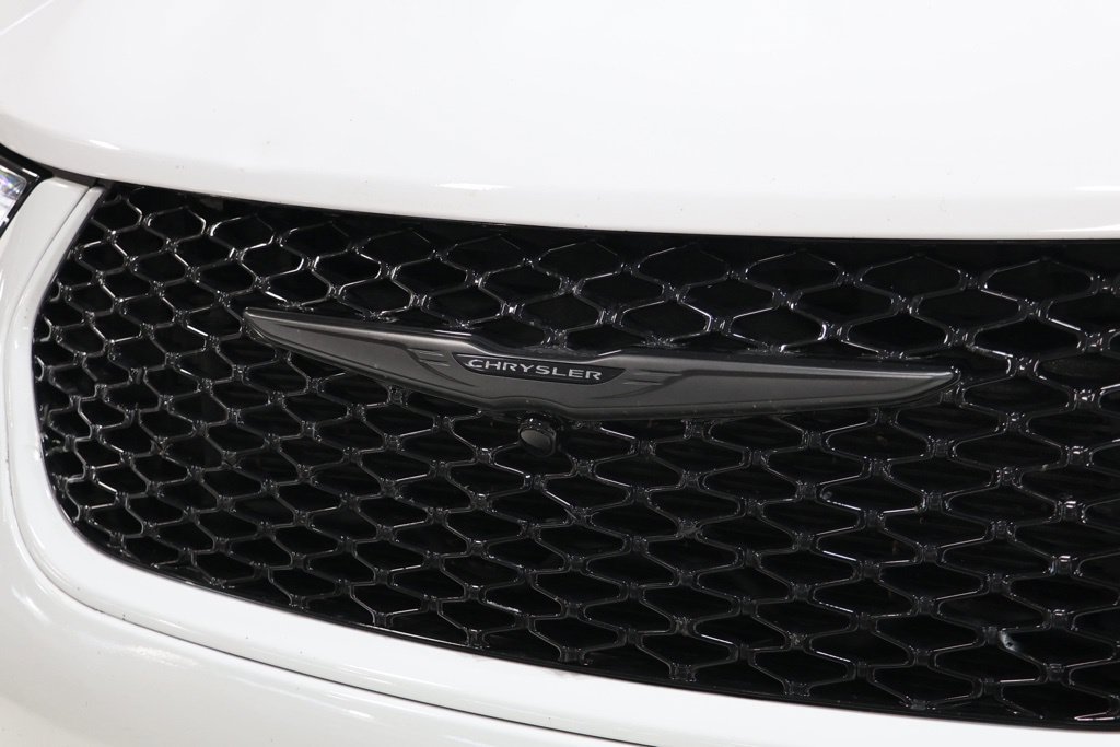Used 2025 Chrysler Pacifica Limited FWD image 10