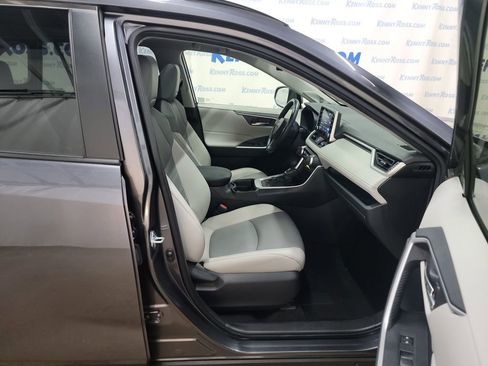 Used 2021 Toyota RAV4 XLE Premium image 12