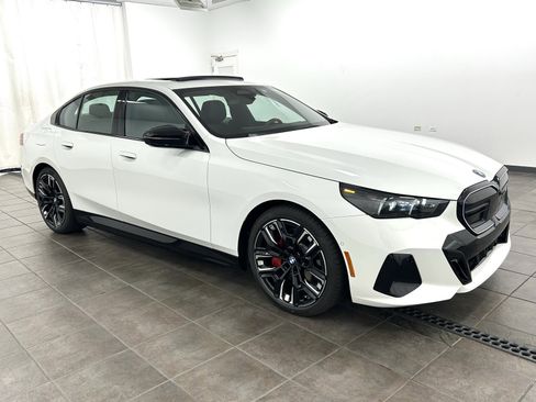 Used 2025 BMW i5 M60 w/ Premium Package image 6