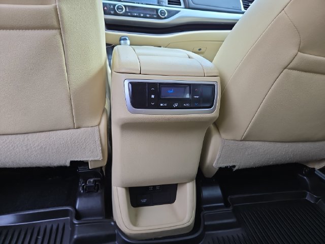 Used 2019 Toyota Highlander XLE AWD/4WD image 36