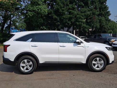Certified 2023 Kia Sorento LX AWD/4WD image 7