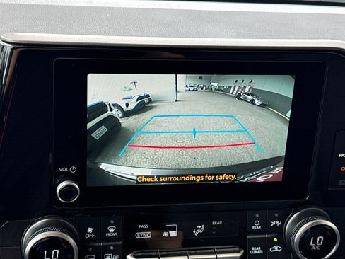 Used 2025 Toyota Highlander LE FWD image 17