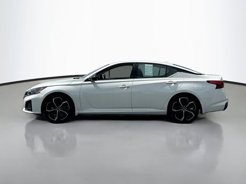 Used 2024 Nissan Altima 2.5 SR w/ SR Premium Package FWD image 4