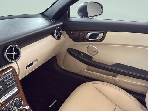 Used 2015 Mercedes-Benz SLK 350 image 23