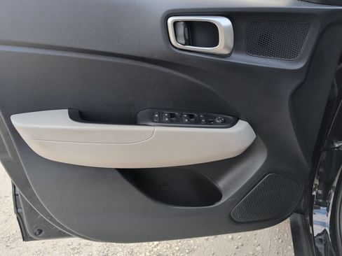 Used 2025 Hyundai Venue SEL FWD image 11