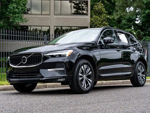 Used 2023 Volvo XC60 B5 Core AWD/4WD image 1