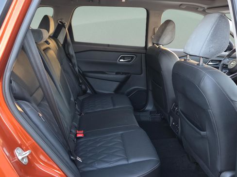 Used 2021 Nissan Rogue Platinum image 18