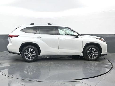 Used 2022 Toyota Highlander XLE image 2
