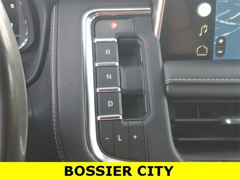 Used 2022 GMC Yukon SLT w/ SLT Luxury Package image 16