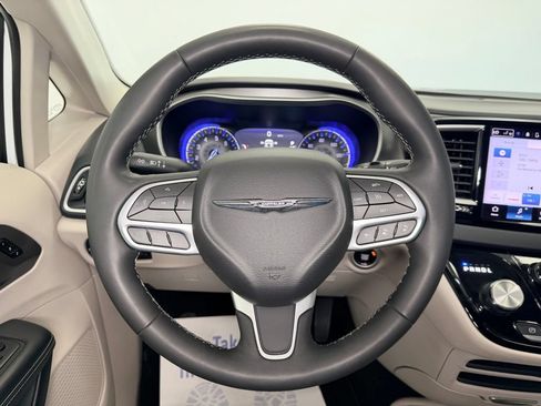 Used 2024 Chrysler Pacifica Touring-L FWD image 17