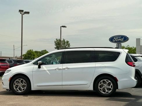 Used 2023 Chrysler Pacifica Limited FWD image 42