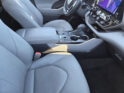 Used 2023 Toyota Highlander Limited image 16