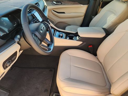 New 2025 Jeep Grand Cherokee Limited image 12