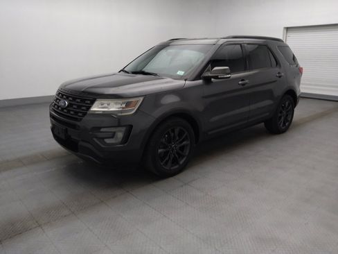 Used 2017 Ford Explorer XLT w/ Equipment Group 202A FWD image 2