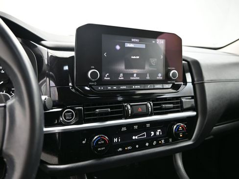 Used 2022 Nissan Pathfinder SV image 17