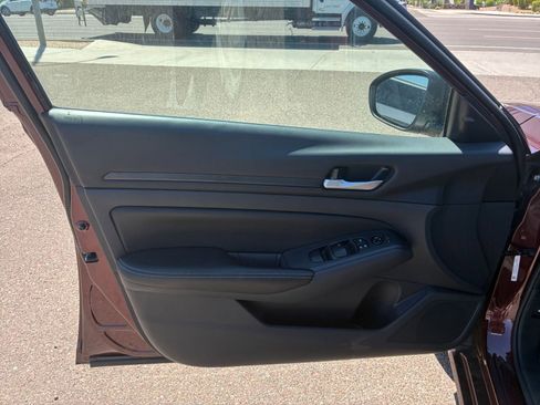 Used 2025 Nissan Altima 2.5 SV FWD image 18
