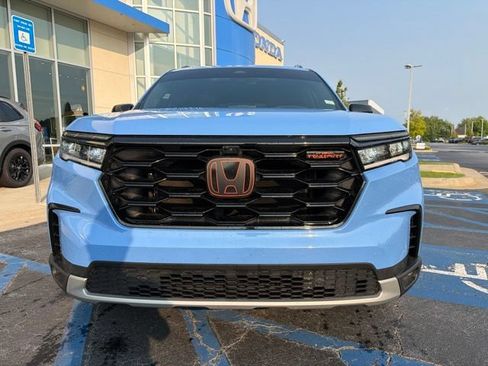 Certified 2025 Honda Pilot TrailSport image 3
