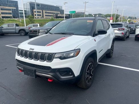 Used 2025 Jeep Compass Trailhawk AWD/4WD image 1