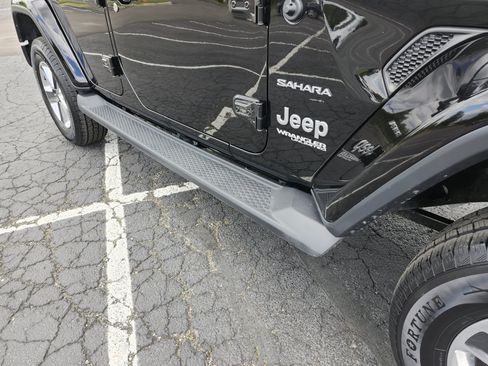 Used 2018 Jeep Wrangler Unlimited Sahara w/ Cold Weather Group AWD/4WD image 13