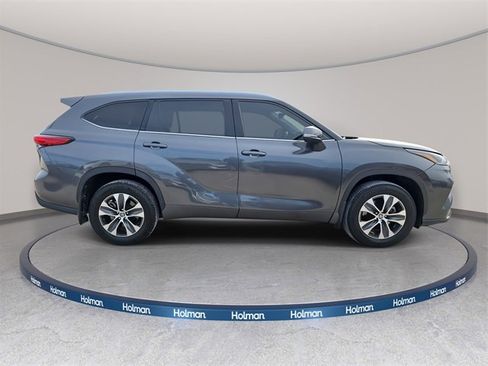 Used 2021 Toyota Highlander XLE image 5