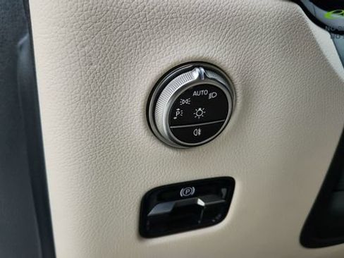 Used 2025 Mercedes-Benz GLC 300 4MATIC image 38