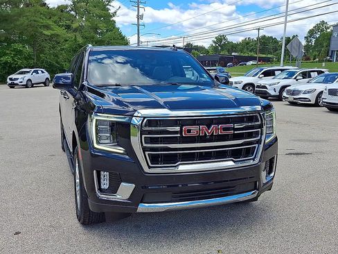 Used 2024 GMC Yukon XL SLT w/ SLT Premium Package AWD/4WD image 3