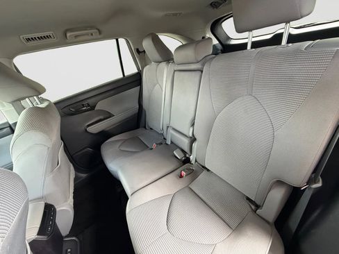 Used 2021 Toyota Highlander L AWD/4WD image 15