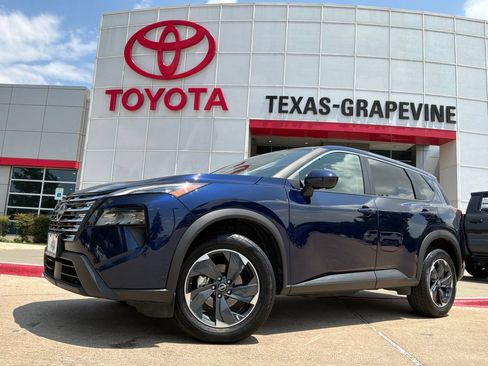 Used 2025 Nissan Rogue SV FWD image 2