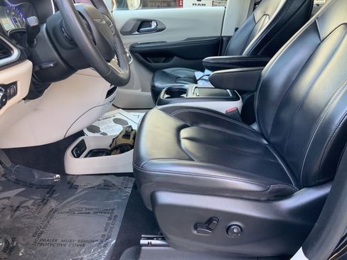 Certified 2023 Chrysler Pacifica Touring-L FWD image 17