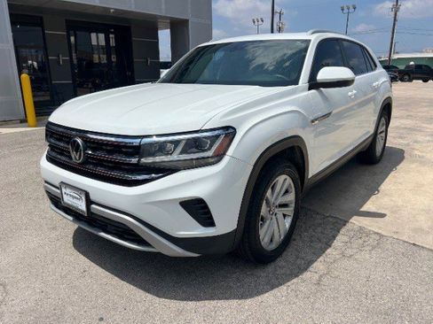 Used 2022 Volkswagen Atlas Cross Sport SE FWD image 2