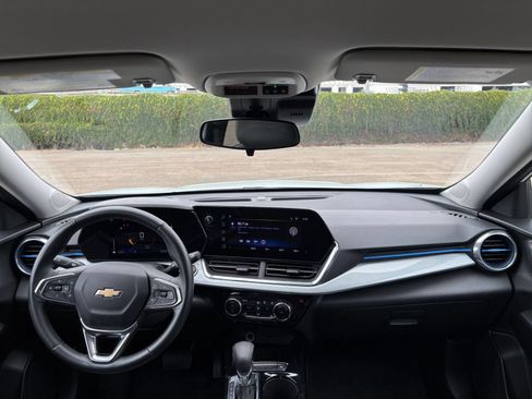 Used 2025 Chevrolet Trax LT w/ LT Convenience Package FWD image 32