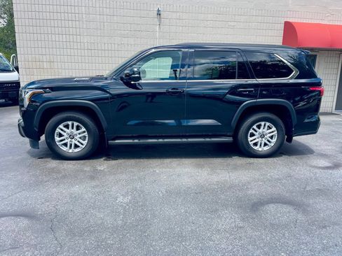 Used 2025 Toyota Sequoia SR5 AWD/4WD image 2