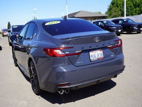 Used 2025 Toyota Camry SE FWD image 9