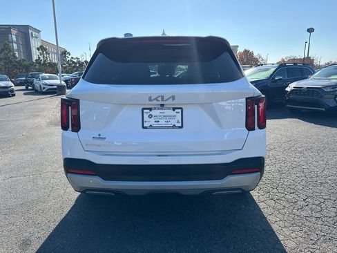 Certified 2024 Kia Sorento LX image 4