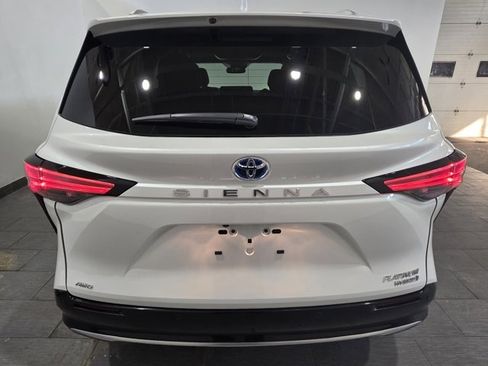 Used 2023 Toyota Sienna Platinum image 4