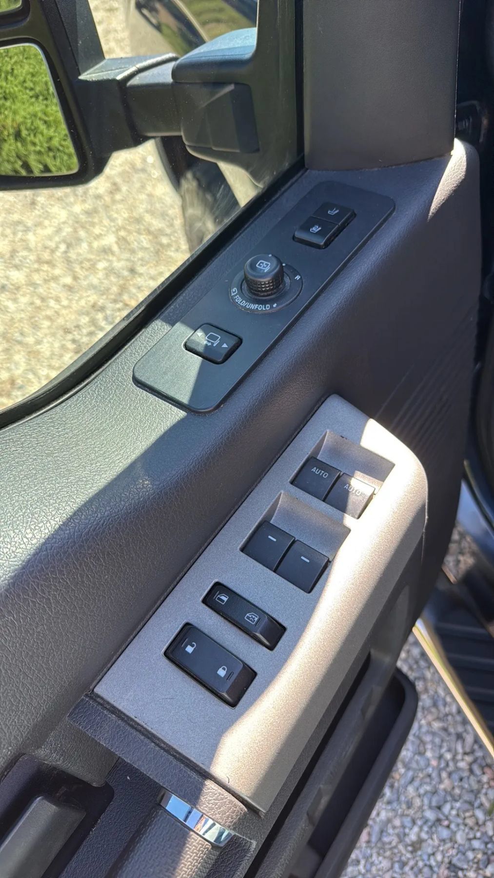 Used 2015 Ford F250 Lariat w/ Lariat Ultimate Package AWD/4WD image 17