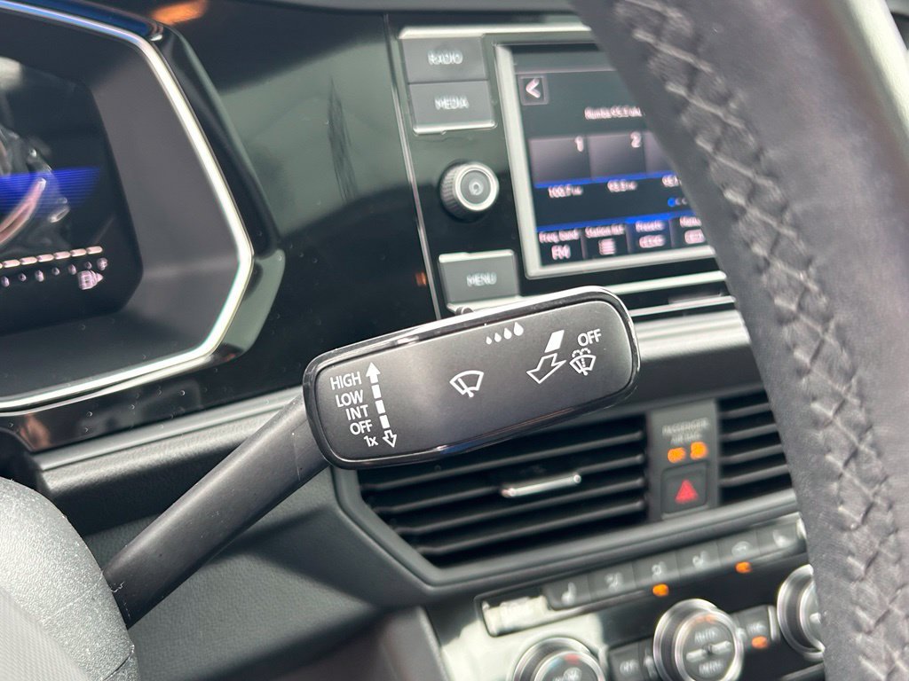 Used 2023 Volkswagen Jetta SE w/ Panoramic Sunroof Package FWD image 23