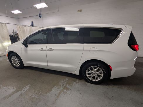 Certified 2023 Chrysler Pacifica Touring-L FWD image 10
