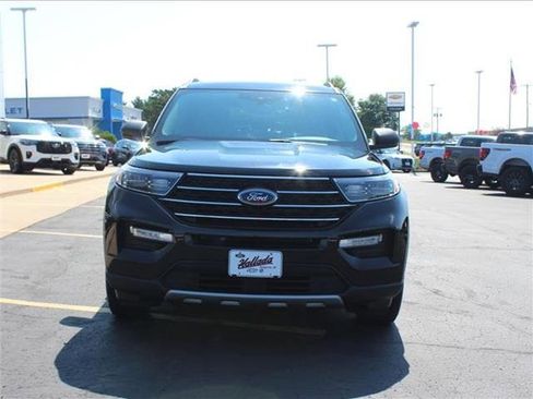 Used 2021 Ford Explorer XLT image 2